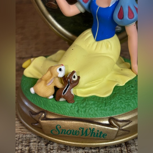 Hallmark Keepsake Ornament 1998 Walt Disney's Snow White Enchanted Memories - Picture 2 of 9